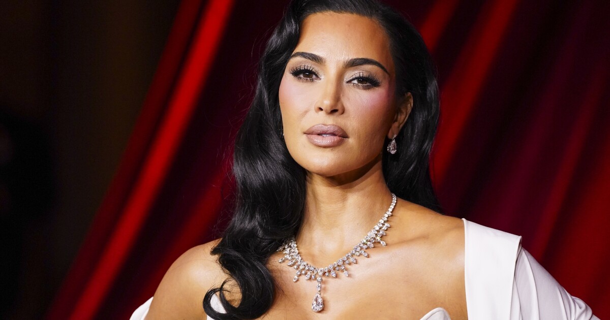 총구에서 Kim Kardashian을 강탈 한 혐의로 기소 된 용의자 재판은 파리에서 시작됩니다.