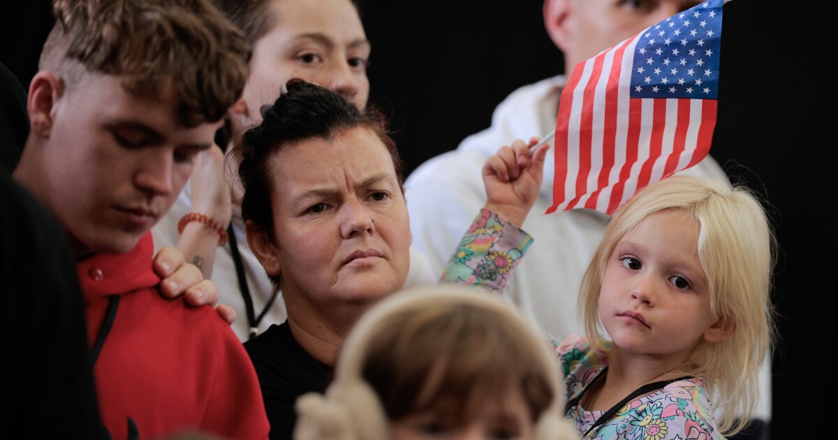 최초의 아프리카 인들은 급진적으로 다시 그린 난민 프로그램하에 우리 안에 도착합니다.