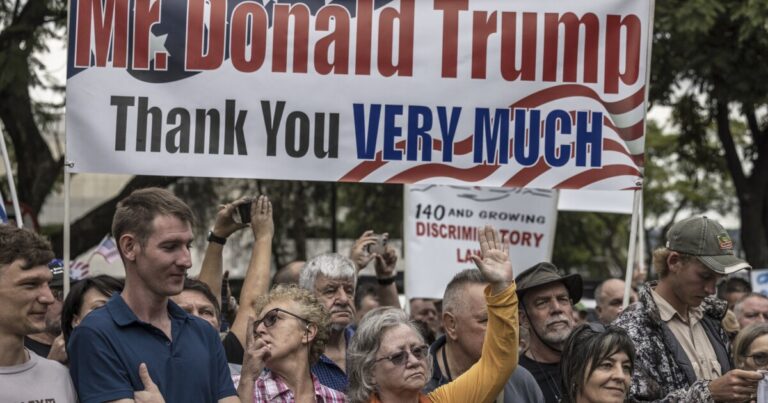 최초의 아프리카 인들은 우리 안에 도착할 수 있도록 난민 지위를 부여했습니다.
