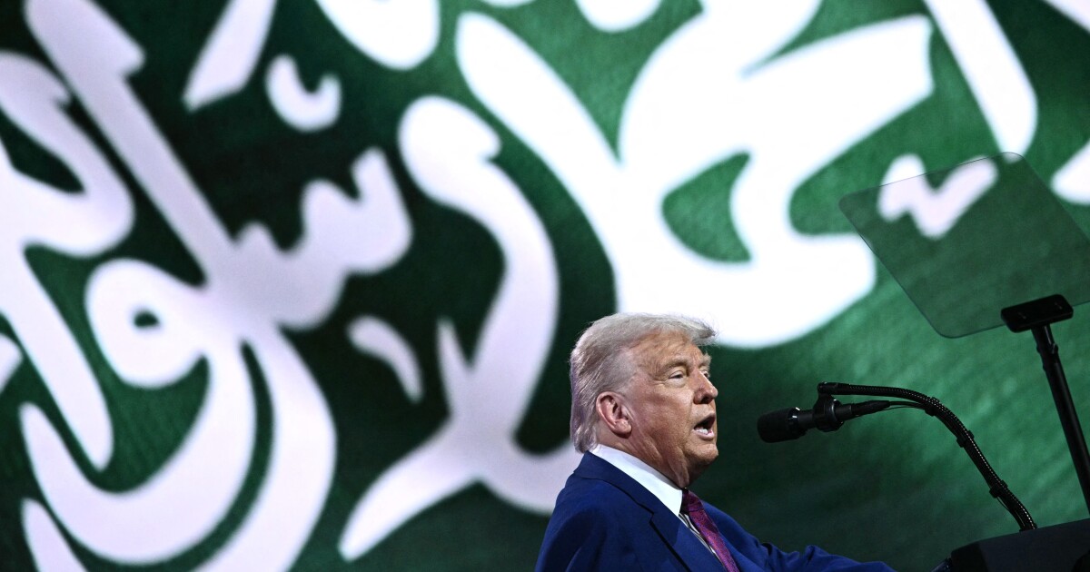 트럼프는 사우디 방문 중에 시리아 제재를 종식시킬 것이라고 말했다.