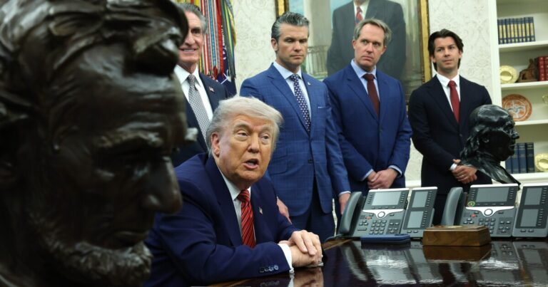 트럼프는 유럽 연합과의 무역에 대한 가파른 관세를 위협합니다.
    


