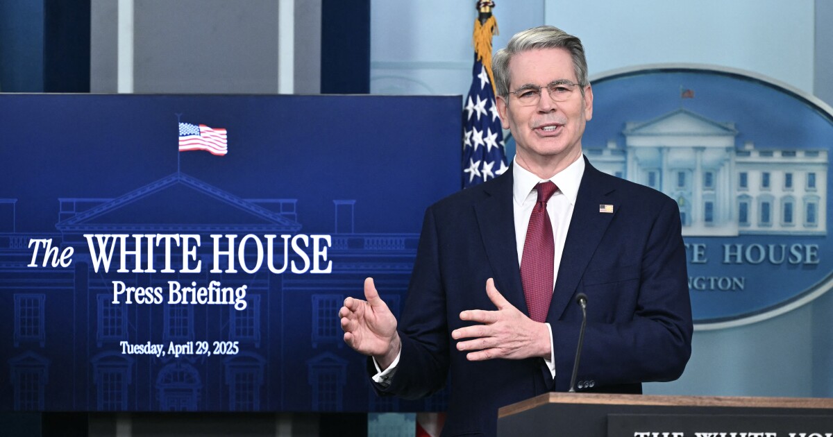 트럼프는 자동차 제조업체들에게 관세에 대한 휴식을 제공하고 있습니다