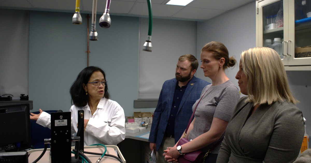 피츠버그 대학교 의료 연구원들은 주 의회 의원이 NIH 자금 삭감의 영향을 보여줍니다.