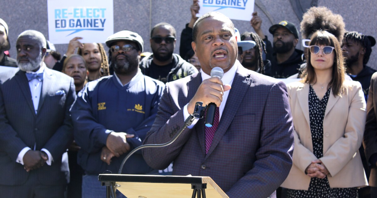 피츠버그 시장 레이스에서 게인은 지지자들이 '일반적인'도구라고 부르는 그룹 채팅을 비판합니다.