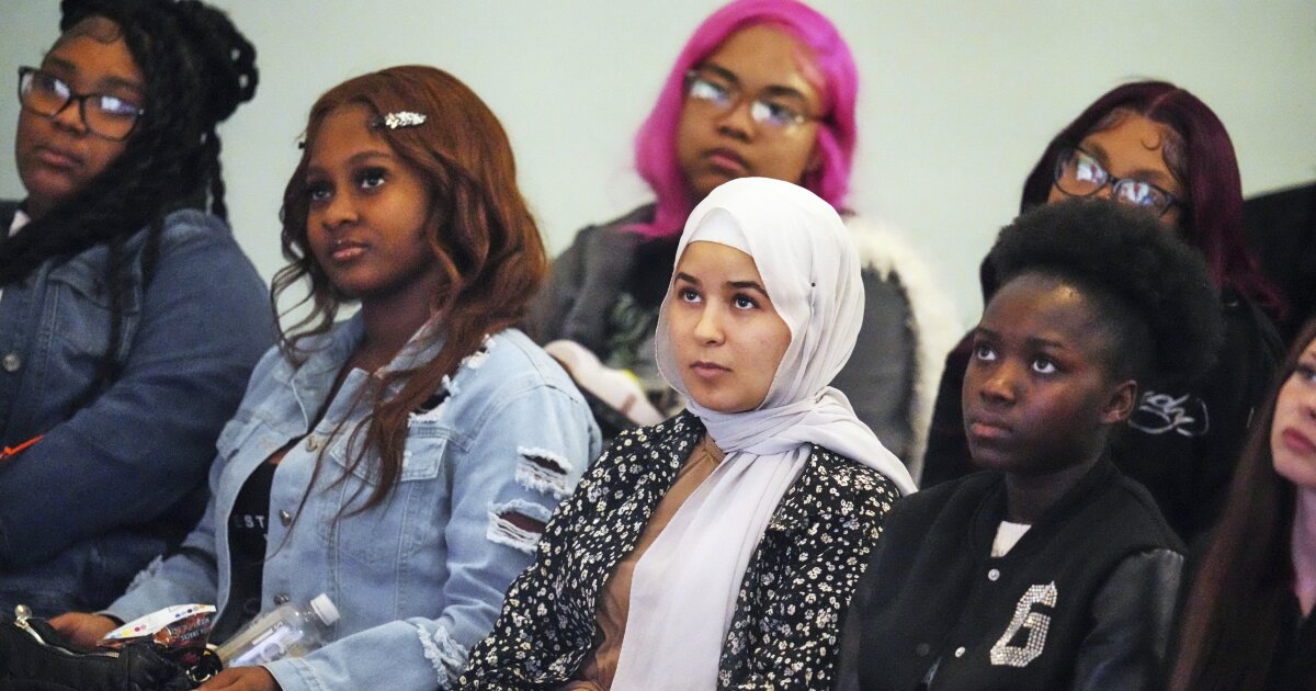 피츠버그에서 후보자들은 미래의 유권자들과 마주 보며, 젊은이들을 참여시키기위한 전국적인 노력의 일환