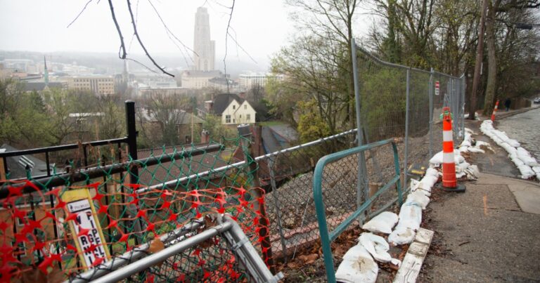 피츠버그의 Hill District Road의 0.5 마일 미만을 고치기 위해 4 년
