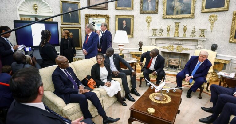 피해자의 아들은 트럼프의 토론 된 '매장 사이트'비디오 재개발 '상처'라고 말합니다.
    


