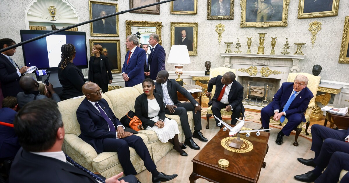 피해자의 아들은 트럼프의 토론 된 '매장 사이트'비디오 재개발 '상처'라고 말합니다.