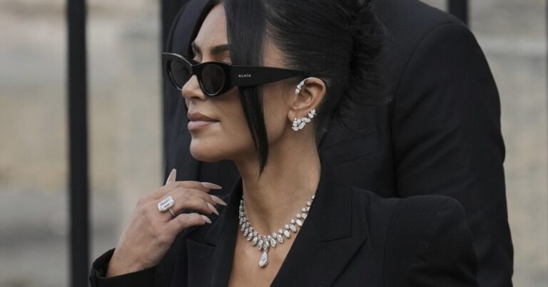 '할아버지 강도'유죄 : 8 킴 카다시안 파리 습격 재판에서 유죄 판결
    


