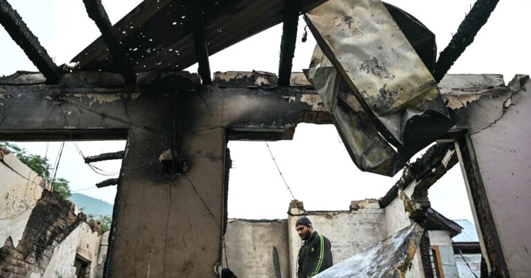 핵 국가 간 전쟁 위험 가운데 인도와 파키스탄 무역 공격
