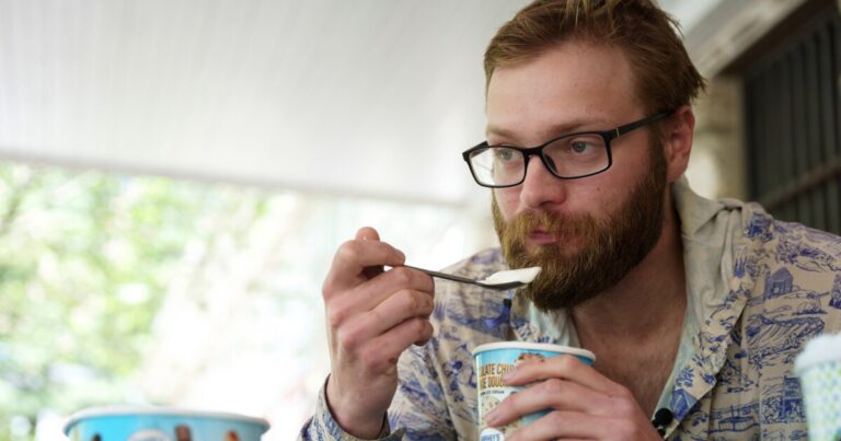 1,100 마일을 걷고 난 후에이 아이스크림을 많이 먹을 수 있습니까? 애팔 래 치아 트레일 등산객들이 시도합니다
    


