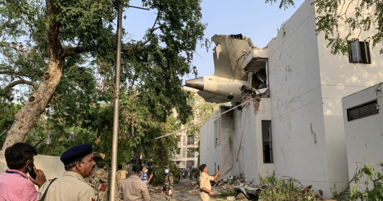 Boeing 787 Dreamliner가 242 명과 함께 인도에서 추락하게 한 이유는 무엇입니까?
    


