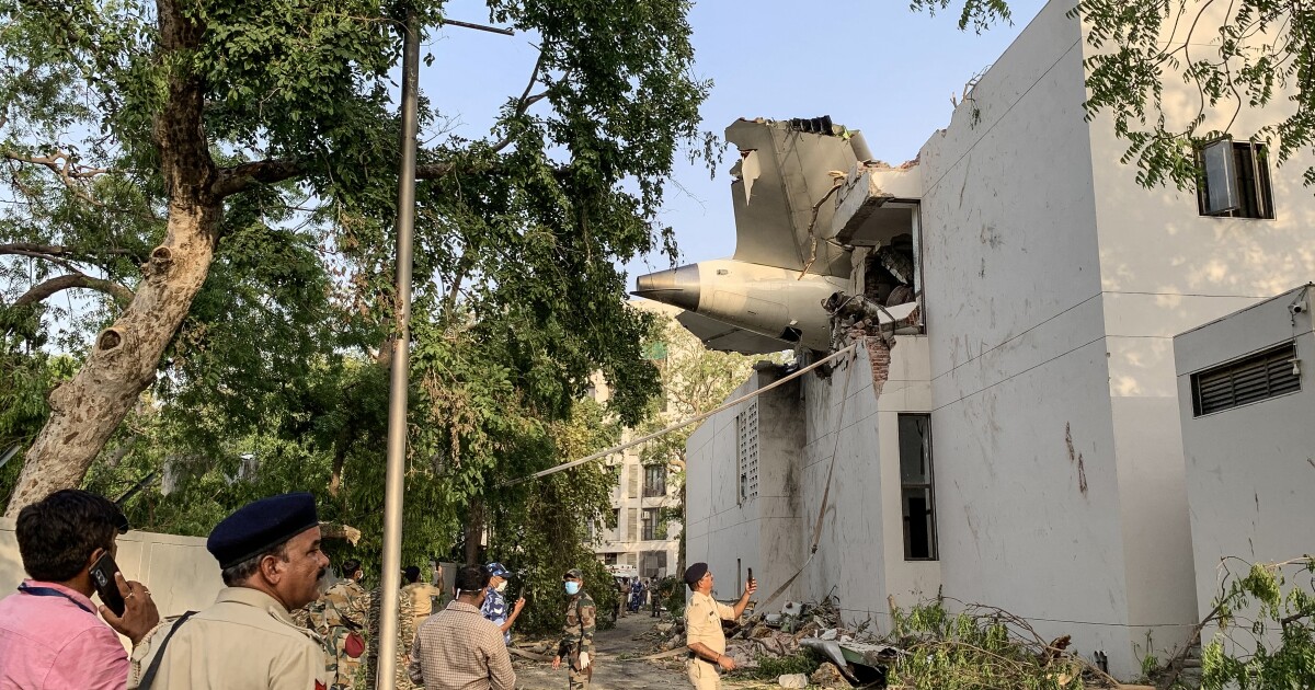 Boeing 787 Dreamliner가 242 명과 함께 인도에서 추락하게 한 이유는 무엇입니까?