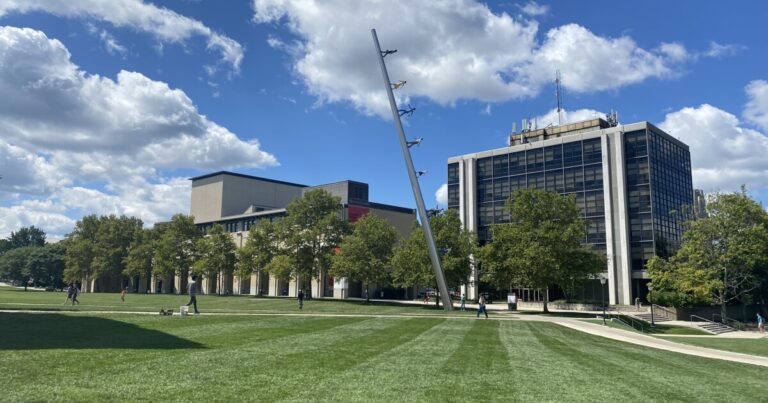 Carnegie Mellon 학생들은 온라인 플랫폼을 사용하여 무료 고등학교지도를 제공합니다.
    


