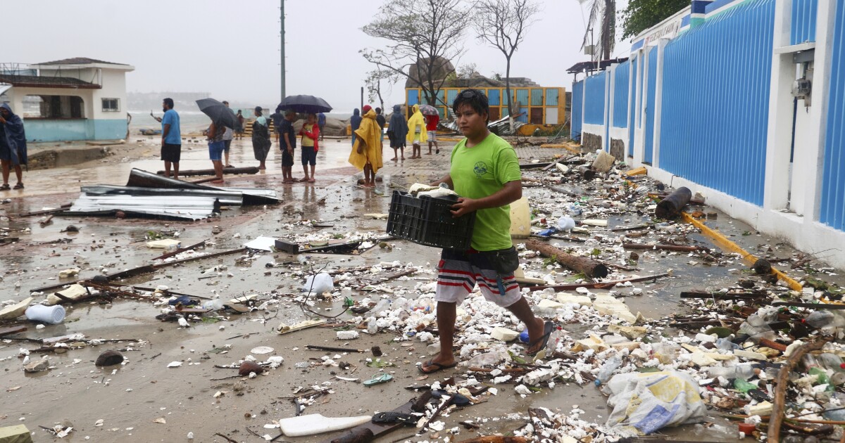 Erick은 멕시코 남부의 상륙 후 카테고리 3 허리케인으로 약화됩니다.