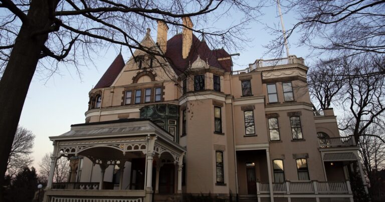 Frick Pittsburgh의 Clayton Mansion은 National Register of Historic Places에 추가되었습니다.
    


