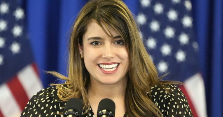 Innamorato Lambasts '혼란스러운'트럼프 행정부의 자금 삭감
    


