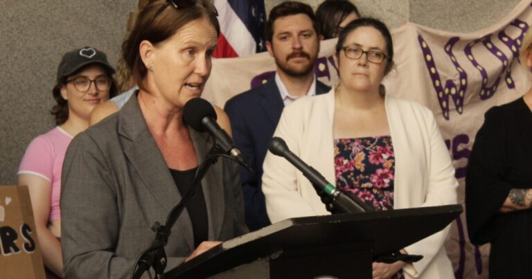 LGBTQ 커뮤니티를위한 새로운 보호를 고려하는 피츠버그 시의회
    


