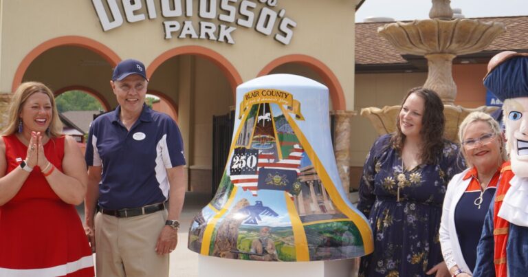 Liberty Bell은 미국의 250 주년을 앞두고 Pa. 's Delgrosso's Omusement Park에서 공개되었습니다.
    


