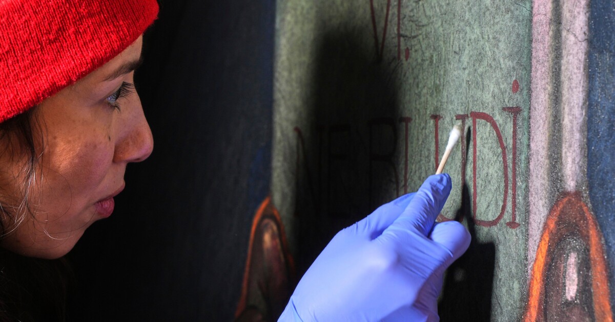 Maxo Vanka 벽화에서 산업적 그을음과 때를 깨끗이하는 데 필요한 것