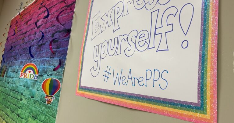 PPS Summit은 포용 노력에 대한 연방 위협 속에서 LGBTQ 학생들을 축하합니다.
