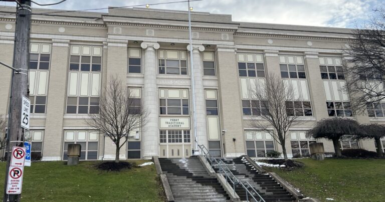 PPS 지구 9 도전자는 1 차 선거 경주에서 현직 교육위원회 회장에 인정합니다.
