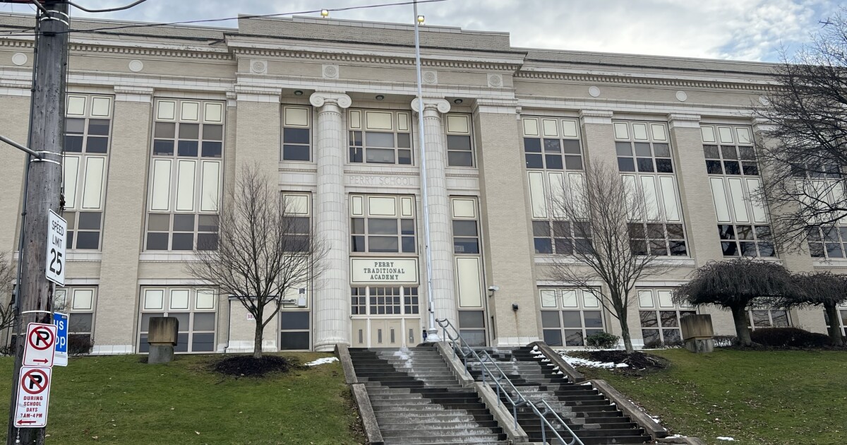 PPS 지구 9 도전자는 1 차 선거 경주에서 현직 교육위원회 회장에 인정합니다.