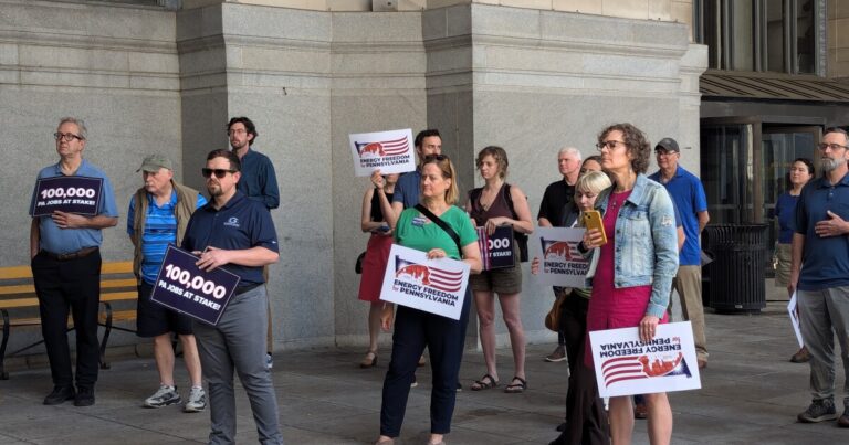 Pa. 청정 에너지 사업은 McCormick, Fetterman에게 세금 공제를 보존하기 위해 요구합니다.
    


