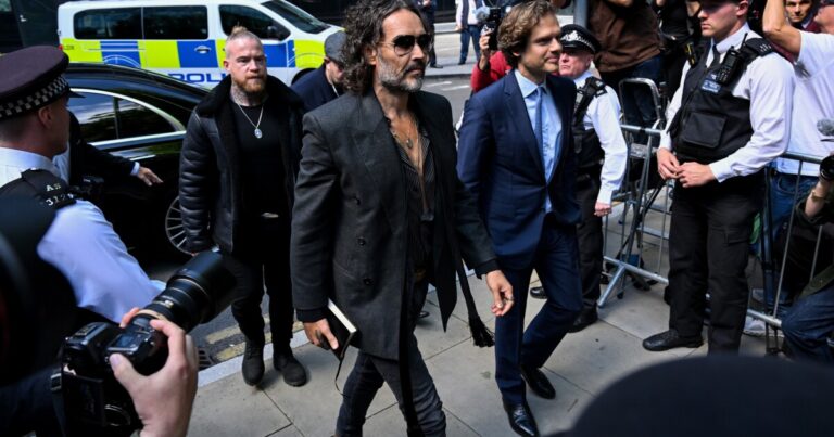 Russell Brand는 강간에 대해 유죄를 인정하고 영국의 성폭행 혐의
    


