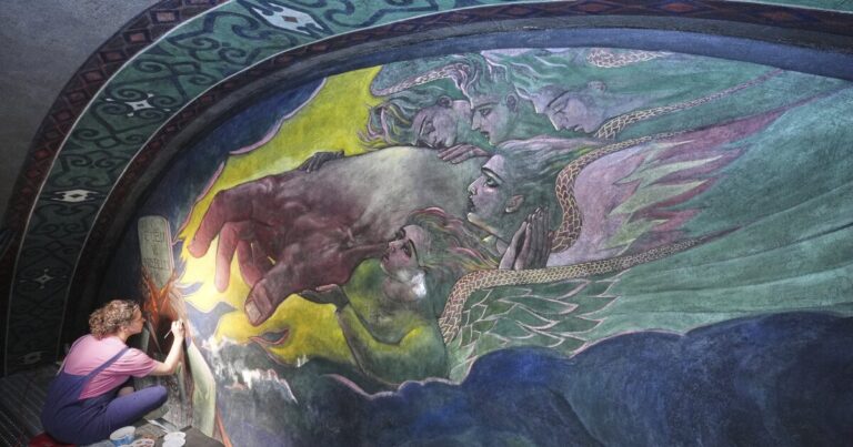 Searing 사회 논평을 반영하는 벽화로 그린 역사적인 교회 안에서 
    


