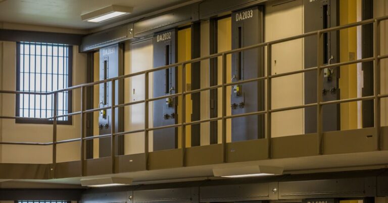 Shapiro는 교도소 폐쇄가 1 억 달러를 절약 할 것이지만 비평가들은 Pa를 원합니다. 대안을 탐색하기를 원합니다.
    


