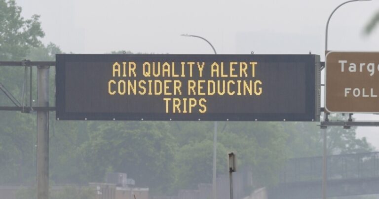 Smoke는 경계를 알지 못합니다 : 캐나다의 화재가 미래에 미국의 의미
