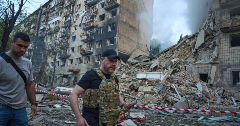 드론과 미사일을 가진 러시아 푸멜 kyiv, 최소 15 명을 죽였다.
    


