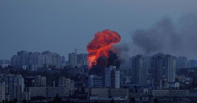 러시아는 우크라이나에 대한 대규모 드론과 미사일 공격을 시작하여 Kyiv에서 3을 죽였습니다.
