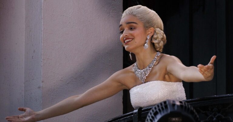 런던의 웨스트 엔드에서 이번 여름에 가장 많이 이야기되는 공연은 무대 위에 있지 않습니다.
    


