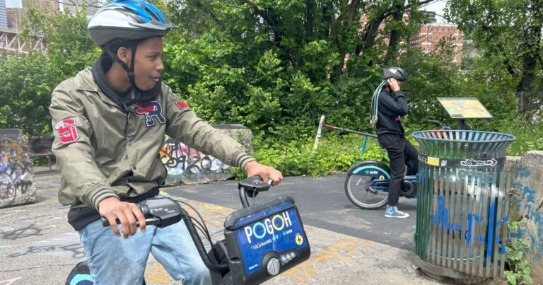 바퀴와 일부 의지력으로 피츠버그 십대는 도시의 녹색 공간에 접근 할 수 있습니다.
    


