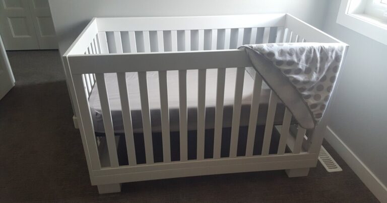 부모님을 불안한 수면 위치에 혐의로 기소 한 부모는 중범 죄로 기소되었습니다.
    


