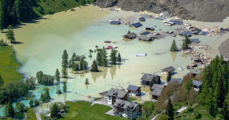 스위스 마을은 알프스에서 빙하가 무너진 후 묻혔습니다.
    


