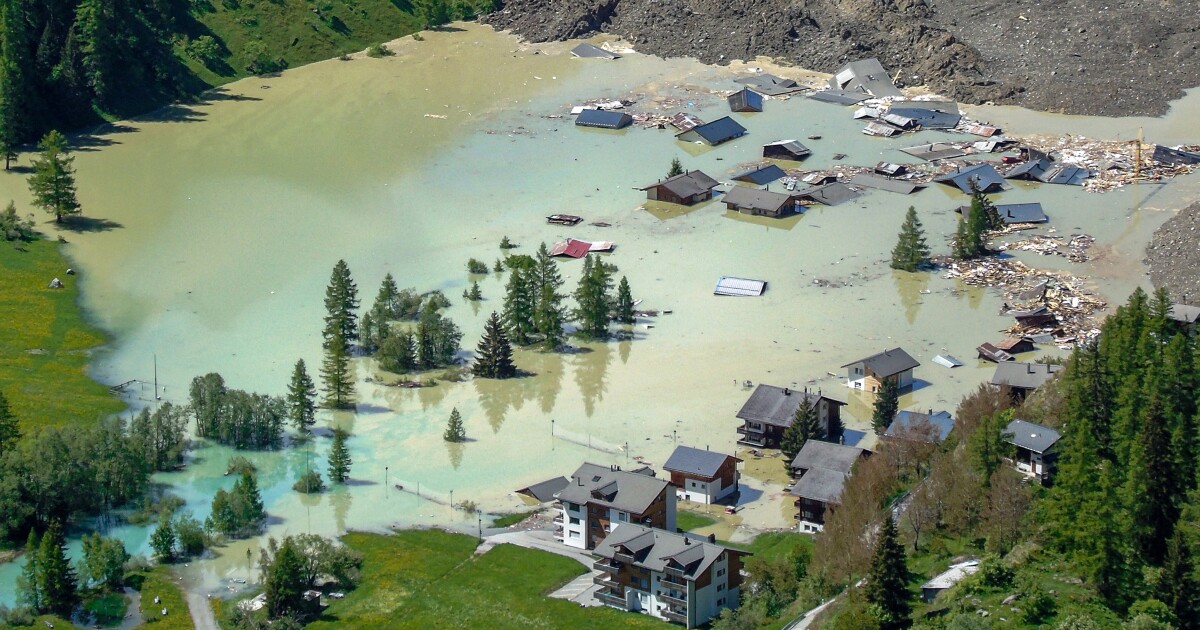 스위스 마을은 알프스에서 빙하가 무너진 후 묻혔습니다.