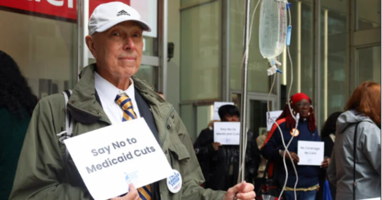 암 생존자, 건강 관리 옹호자 Philly의 집회는 Pa를 요구합니다. 상원 의원은 Medicaid 삭감을 거부합니다.
