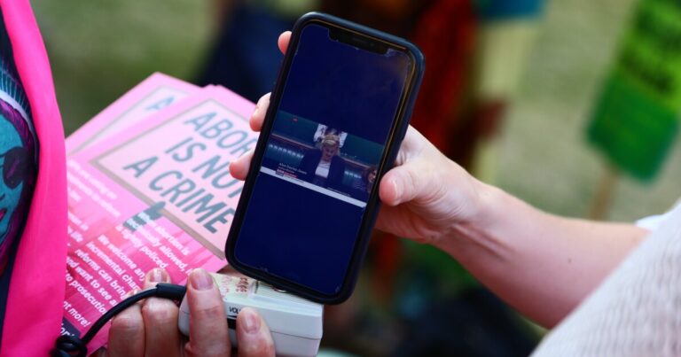 영국 의회는 여성이 후기 낙태로 기소되는 것을 금지합니다.
    


