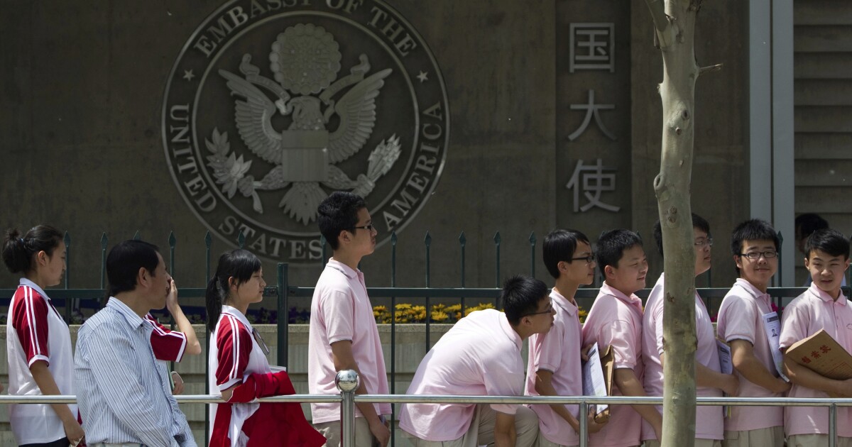우리는 외국 학생 비자 신청을위한 소셜 미디어를 검토합니다.