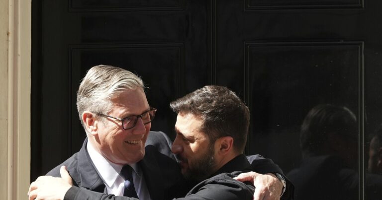 우크라이나에 대한 러시아 공격은 Zelenskyy가 영국으로 여행함에 따라 14 명의 민간인을 죽입니다.
    


