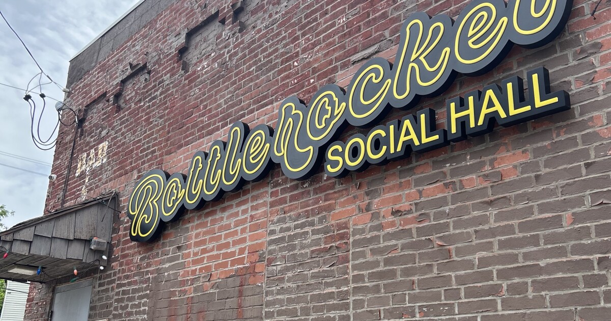 유명한 코미디 극단은 피츠버그의 Bottlerocket Social Hall에 투자합니다