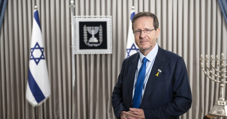 이스라엘 대통령은이란 핵 부지를 파괴하는 데 도움이 되라고 전 세계에 요구
    


