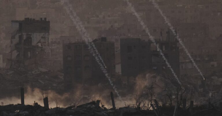 이스라엘은 가자의 하마스에 반대하는 씨족을 무장하고 있다고 말했다.
