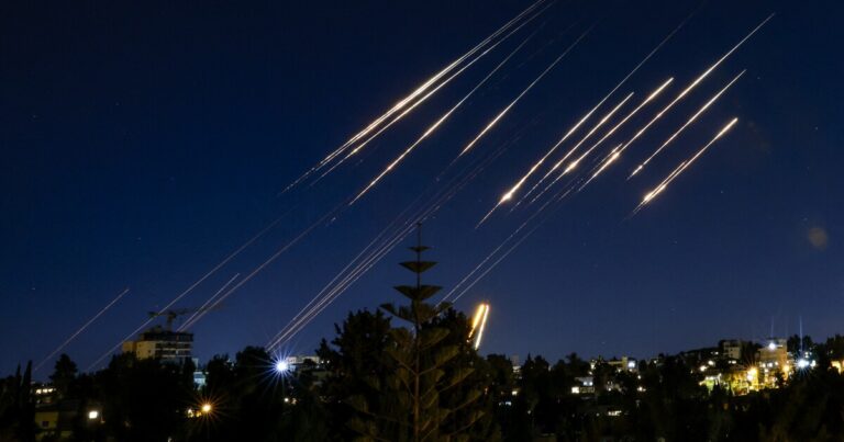 이스라엘은이란의 하늘을 통제한다고 주장하지만 테헤란
    


