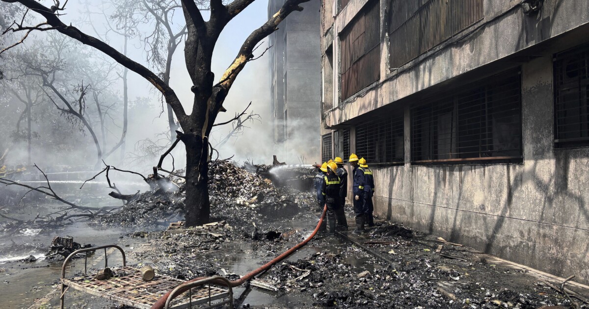 인도 아흐 메다 바드에서 240 건 이상의 충돌이 발생한 런던에있는 항공 항공편