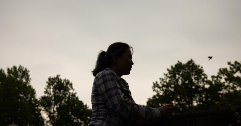 진행중인 탈레반의 위협에도 불구하고 미국은 아프간 인들을위한 약간의 보호를 끝내고 있습니다.
    


