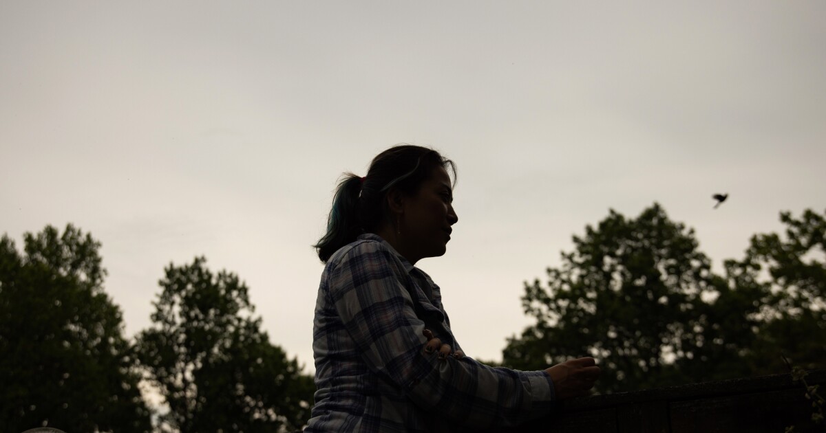 진행중인 탈레반의 위협에도 불구하고 미국은 아프간 인들을위한 약간의 보호를 끝내고 있습니다.